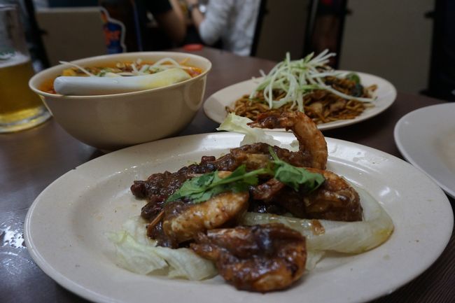 ラクサ、エビの炒め物かな。<br />しめて44.5RM≒1600円。<br /><br />この他に、カヤジャム（9RM）も買いました。帰国してから食べましたが、おいしかったですよ。<br /><br />雨が降ったりやんだりしている中、行列をしてまで…とも思いますが、おいしいし、サービスもそこそこ。レジの方は、大変明るく、親切でした。