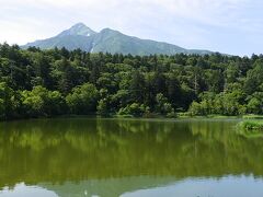 お望みの景色が見られた。水面にも山がうつっている。
２０１０年７月の上陸以来、ここで利尻山を見るのは初めてのことだった。