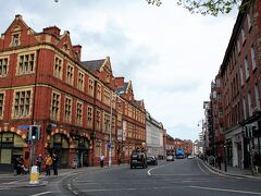 ２２時１５分、ヒューストン駅から１５分ほど歩き続けてたどり着いたのは、テンプル・バー地区の西の端、クライスト・チャーチ大聖堂の道路を挟んで向かい側に位置する赤レンガの伝統風な造りの宿、“キンレイハウス”（Kinlay House）。

日本を発つ前に、安さとロケーションだけをもとに、ネットで予約しておいたものでした。

（写真はこの翌日に撮影）