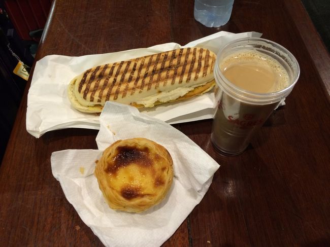 6:53出発の電車に乗るためオリエンテ駅へ。<br /><br />前日はリスボン着が深夜且つ、早朝の駅で朝食を調達できるかわからなかったので、前日乗り継ぎしたアムステルダムの空港でパニーニを買っておいたのだけど、駅の中にカフェが何軒かありました。<br />エッグタルトとコーヒーで2.35ユーロ。<br />安い！<br />他にもおいしそうなパンがありました。<br />アムスで買ったパニーニ6ユーロもしたのに…。<br /><br />ちなみにポルトガルではコーヒーというとエスプレッソが出てきます。<br />私が買ったのはエスプレッソにたっぷりミルクを入れたもので”ガラオン”といいます。<br />本来はガラスのグラスに入っているものをいうらしいのだけど、電車で飲みたかったのでテイクアウトお願いしたらビール用カップを3枚重ねて入れてくれました（笑<br /><br />前回のポルトガル旅行の時にガラオンを知ってお気に入り。<br />この旅でも、今後ガラオンばかり飲むことになります。