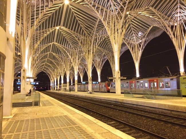 オリエンテ駅のホーム。<br />幾何学的な模様が素敵です。