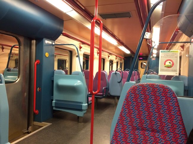 列車の中。<br />早朝のせいか、ガラガラです。