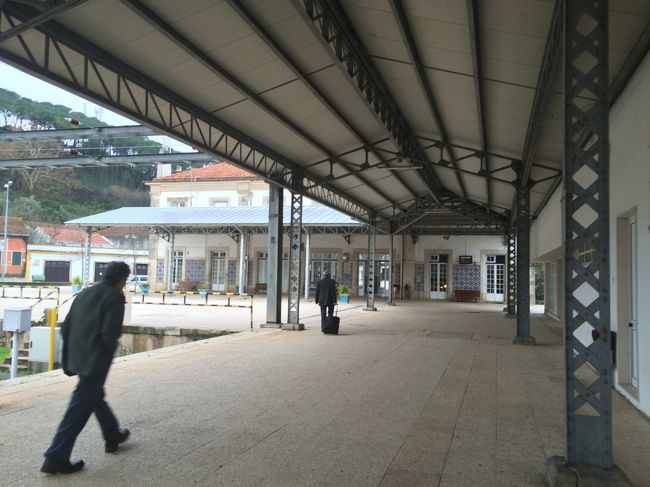 トマール駅。<br /><br />駅のトイレに行ってみたら、便座も鍵も壊れていました。<br />扉があかないか気にしながら中腰で用を足すという、これまでの人生で一番緊張感に包まれたトイレでした（笑