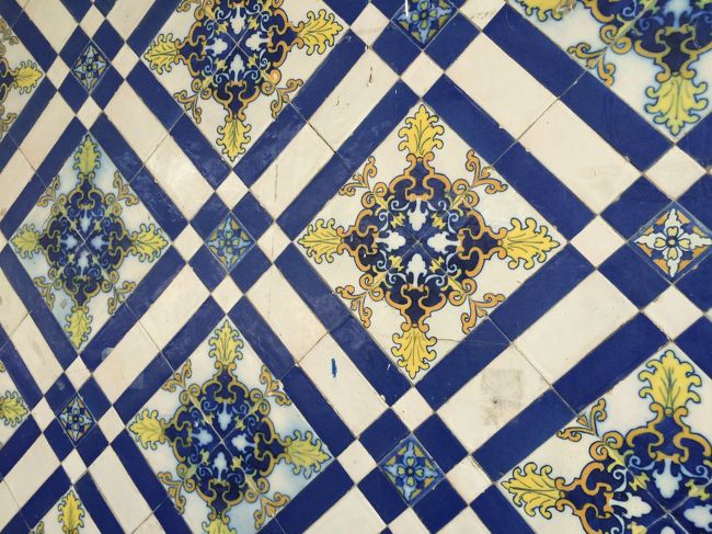 駅のアズレージョも素敵です。<br /><br />11:11発のEntroncament行き電車の切符を先に購入しておきました。<br />その際に駅に荷物を預けられないか聞いたところ、隣のバスターミナルに行けとの仰せ。<br /><br />すぐ隣にあるバスターミナルにいた、ガッチリ体系のお兄さんに荷物預けたいと言ったら、かわいい笑顔で了承してくれました。<br />2.5ユーロと言われたので、1個当たりかとおもいきや、1回につきのようです。<br />なかなか良心的。<br />