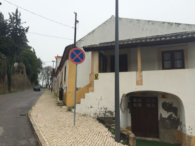 駅から目指すキリスト教修道院までは徒歩15分ほどとの情報。<br />荷物を預けた段階で9時過ぎで、乗る予定の電車は11:11のため、滞在時間は約二時間！<br />早速出発します。<br /><br />駅からしばらく行ったところに現れた坂道。<br />ここからはずっと坂道が続きます…。