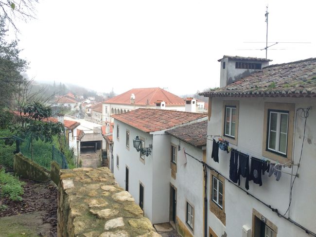 ポルトガル名物？洗濯物が干されています。<br /><br />地面濡れてたから昨日雨降ったっぽい＆この日もこのあと晴れそうになかったんだけどいつから干してるのかな？<br />この天気で乾くのかしら…といらん心配をしてしまいました。