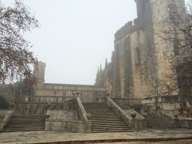 入場には一人6ユーロかかります。<br /><br />リスボンカードがあれば無料らしいですが、私たちは持っていなかったので6ユーロ払って入場。