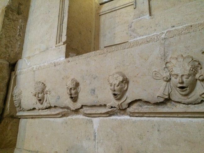 口のところが開いていたので、おそらく口から水がでるようになっていると思われます。<br /><br />みんな目がうつろでちょっと怖い（笑