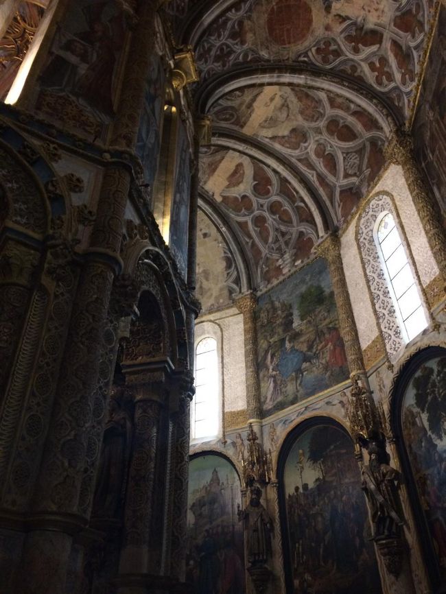 かつてこの修道院を活動拠点としたテンプル騎士団たちは、いつでも戦いに出られるよう馬に乗って円堂をまわりながらミサに参加したらしい。<br /><br />今は観光客も少なく、静まり返っている円堂だけど、その当時は馬のひづめの音が響いていたのだろうな。<br />その光景を思い浮かべると、なんだかゾクゾクしました。