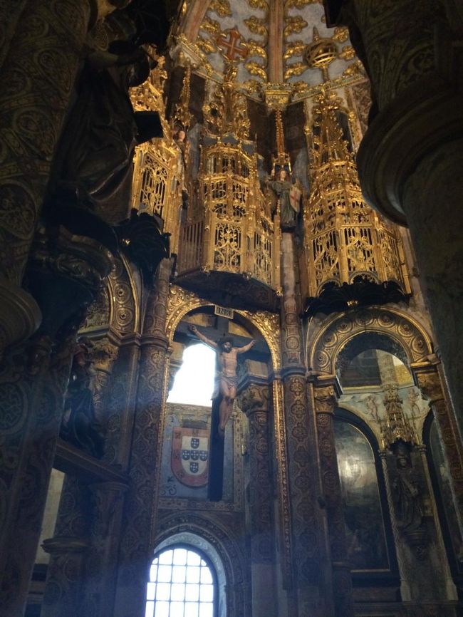 円堂の中心に８本の柱で守られたキリスト像があります。<br /><br />中の装飾もすごく細かくて目がくらみます。