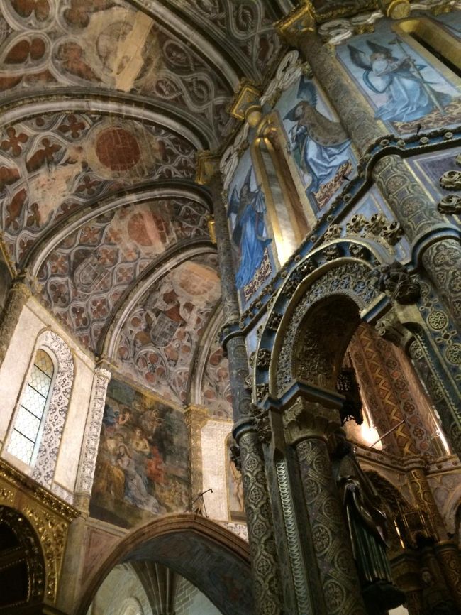堂内は美しい壁画と装飾で埋め尽くされていました。
