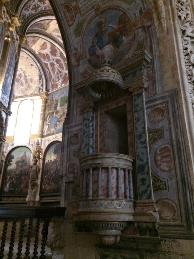 円堂の入口向かって右側には人一人が立てるくらいのでっぱりがあります。