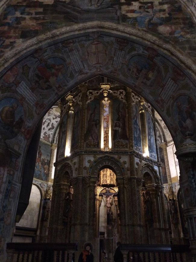 あまりに素敵で2週してしまいました。<br />お名残り惜しい…。<br /><br />今回のポルトガル旅行にあたってネットで調べていたところ、たまたま見つけた円堂の写真に目を奪われました。<br />いろいろ回る忙しい旅はあまり好きじゃないので、今回もポルトメインでのんびりしようと思っていたのだけど、どうしてもこの円堂を自分の目で見たくて何とか旅程に組み込みました。<br />これまで見たことのある教会（と言ってもそんなに数があるわけではないですが）の中でも、おそらく一番心震えました。<br />本当に来てよかった。<br />