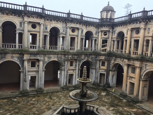 ジョアン三世の回廊。<br /><br />中央にある噴水はチョロチョロと水が出ていて、その水の音がなんとも心地いい。<br />すごく落ち着く空間でした。<br />