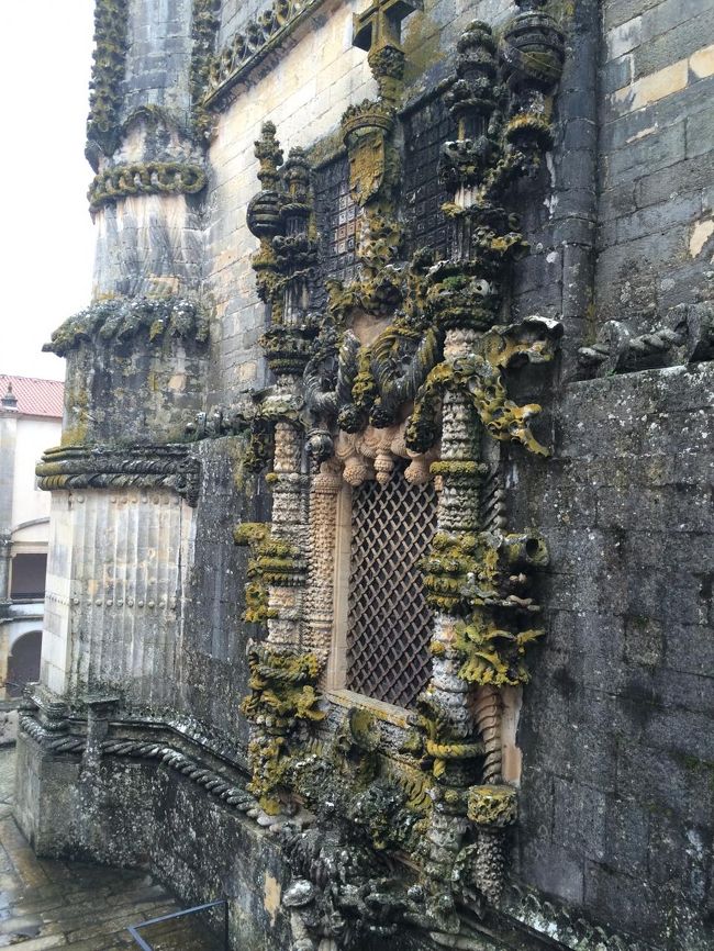 円堂に並ぶ見どころ、マヌエル様式の窓。<br /><br />大航海時代という背景から、マストやロープなど航海に関するものがモチーフになっています。