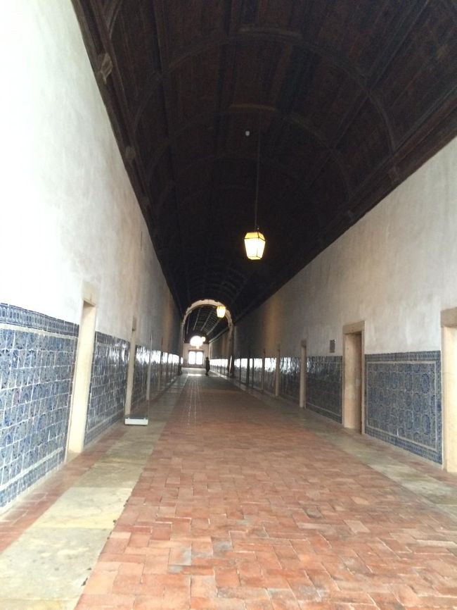 長い廊下が現れました。<br />しかも急にひんやりしてきました。<br /><br />こちらは両サイドに修道士が暮らした部屋などが並んでいます。