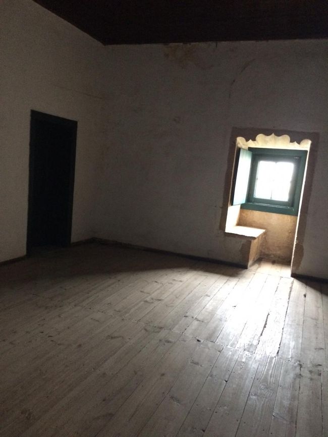 ほとんどの部屋の扉は開かないようになっていますが、数部屋中に入ることができます。<br />何人部屋なのかは不明だけど、思ったより広い部屋。<br />窓辺のに座れるようになっているのがいいですね。