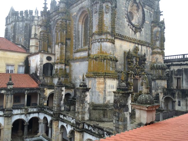 マヌエル様式の窓が見えます。<br /><br />苔むした感じがいい。