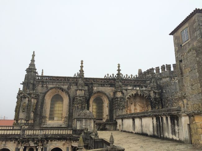 先ほどの曲線が美しいらせん階段を登るとここに出ました。