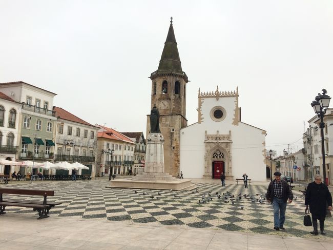 おそらく街の中心と思われるレプブリカ広場。<br /><br />モザイクの石畳がかわいい。