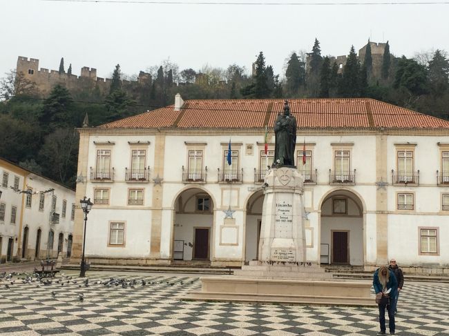 後ろを振り向くと、先ほどのキリスト教修道院が見えます。<br /><br />あそこまでのぼったのか。<br />頑張ったな…（笑