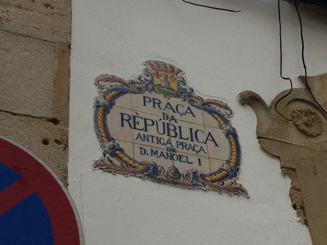 通り名を示すアズレージョも素敵です。