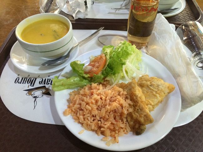 スープは野菜のポタージュでした。<br /><br />おかずはいくつか並んでいる中から指さして注文。<br />メニュー表示がなかったので何かよくわからなかったので適当に頼んだら、私は魚の天ぷら的なものでした。<br />左のリゾット風ライスは特にお願いしていないんだけど「これにしな」みたいな感じでほぼ強制的に盛られました（笑<br />ちょうどこれが食べたかったので別にいいんだけど。<br /><br />適当に選んだ割には、魚は適度な塩加減でおいしかったです。<br />作り置きだったから冷めてたのが残念だったけど、スープができたてで温かかったので問題なし。<br /><br />ただ、飲み物に選んだリンゴジュースが、不思議な味がしました。<br />酢のようなキンとする酸味があるというか。<br />特におなか壊したりはしてないので大丈夫だと思うけど。<br />