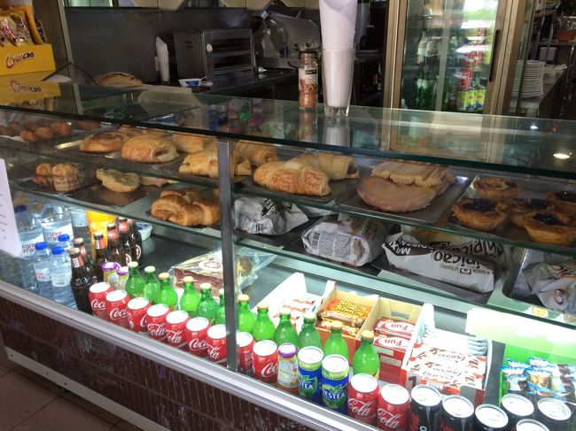 ショーケースにはパンやエッグタルトなどが。<br /><br />ポルトガルらしく、茶色いラインナップです。