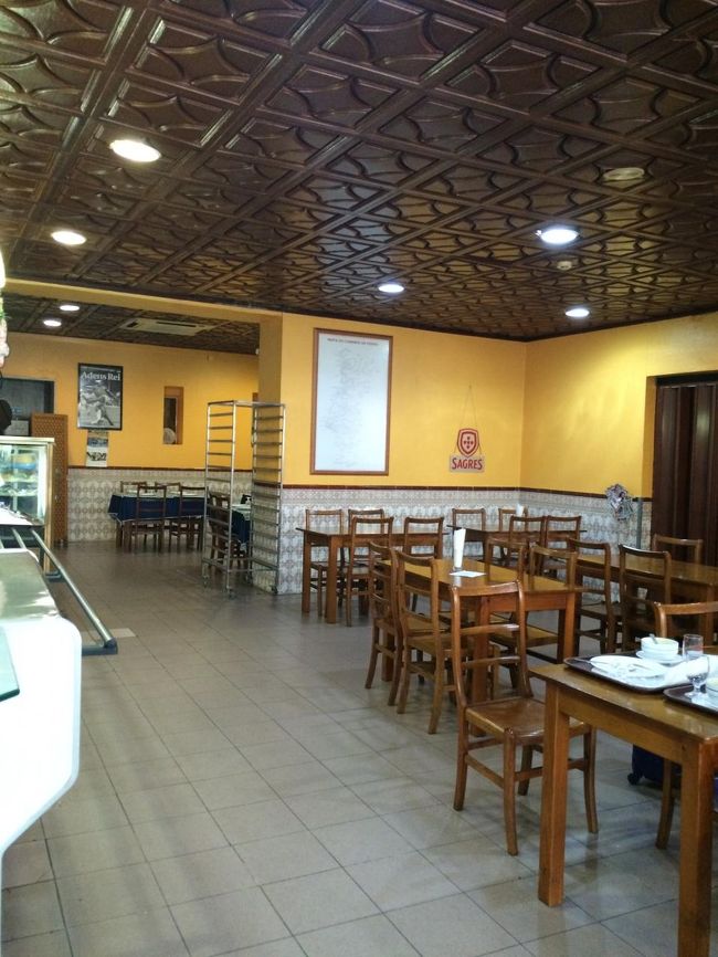 お店の中はこんな感じ。<br /><br />最初入店した時に先客がいたので、店内は暗かったものの営業中とばかり思っていたんだけど、この先客はテイクアウトだったらしい。<br />おそらく大みそかのご馳走を買いに来ていたみたいで、大きなタッパに豚肉焼いたもの（すごくおいしそうで私たちも食べようとしたけど、5ユーロのセットでは選べないメニューのようでした）を買って去っていきました。<br />そして12時になったころに電気がついたので、もしかしたらランチ営業はまだなのに私たちが図々しく注文したのかもしれません（笑<br />確かスープも、入店した段階ではまだできてないよ！って言われたんだった。