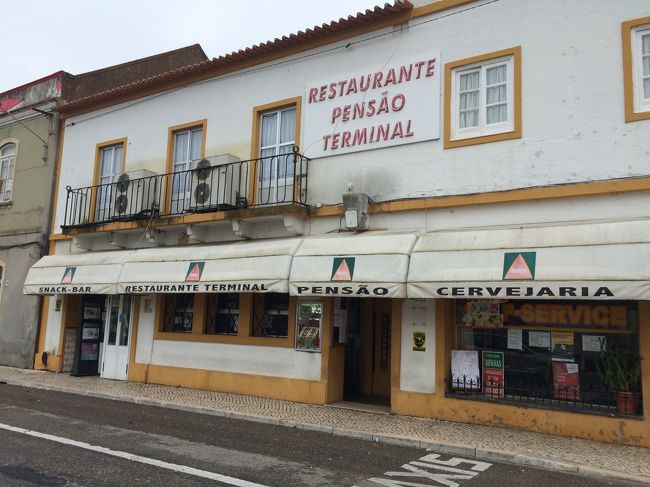 ここでポルト行きに乗り換えますが、予約していた電車まで50分くらい時間がありました。<br />ちょうどお昼時だったので駅前にあった食堂でランチ。