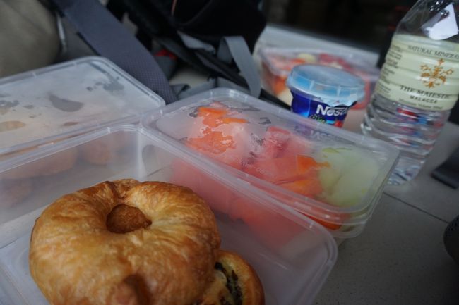 2014年12月28日【6日目】<br />6:00起床。6:50マジェスティックホテルマラッカをチェックアウト。朝食BOXを、スタッフがニコニコしながら渡してくれる。まだ薄暗い中、タクシーに乗る。マラッカバスターミナルまで20RM≒720円。バスターミナルのベンチで、朝食BOXをいただきました。<br />