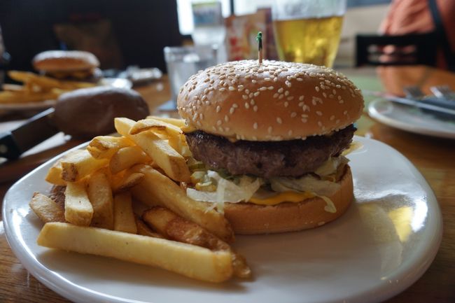 バスでTBSバスターミナルへ。KLIAトランジットでKLセントラル。<br />KLセントラル駅中の駅ビル内「OUTBACK」でランチ。<br />店内で、セパタクロというスポーツがTVで流れている。マレーシア感満載。86.75RM≒3052円。