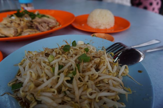 「老黄」もやし、チキン、ごはんで22RM≒792円。<br />結構荒っぽい接客です。<br /><br />ただ、もやしがおいしい!!!もやしですよ!？<br />チキンもよかったなぁ。