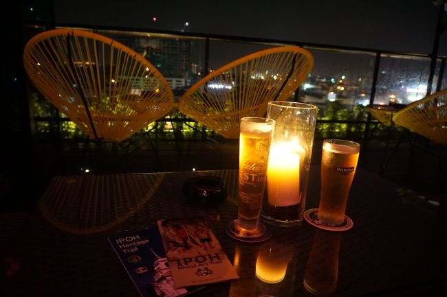 屋上階のバーに。59.35RM≒2137円。<br />