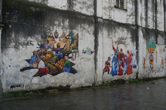 2014年12月29日【7日目】<br />街歩き開始♪イポーには、こんな壁画アートが。街中に突然出てくるので、ワクワクしながら歩を進めることができます。