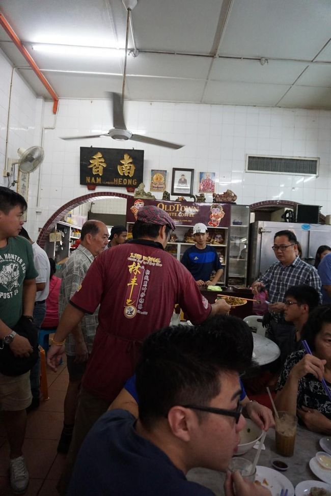 たくさんの人人人…<br />自分で空き席を見つけます。マレーシア人お父さんお母さん娘さんのご家族の方が、目線で「座ったら？」と誘ってくれます。「はい。」と目線を送り、ご相席。