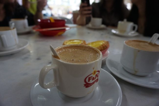 ホワイトコーヒー。エッグタルト。7.75RM≒280円。<br />店内には、麺類とかの屋台？みたいなのも入り込んでいて、好きな物が食べられます。