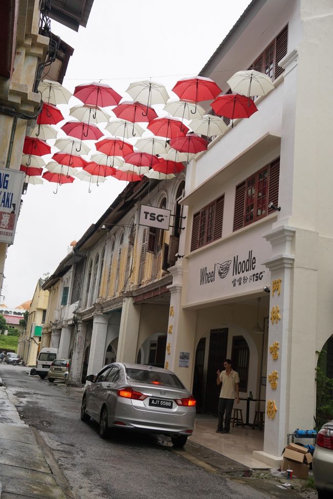 ここは…雑貨やさんだったかな。傘のディスプレイ。