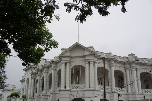 イポー駅のあたりは、イポーの裁判所や州立モスクなどの建つエリア。