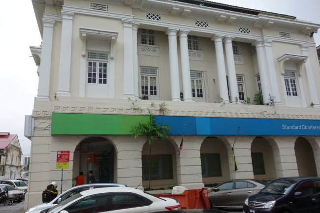 これは銀行。<br /><br />イポーは、とてもコンパクトにまとまっている街。街歩きをするにはいいサイズです（笑）。街並みも古いところが残っているし、完全に観光地化されていないので、人の生活感があふれているところもいい。ただ、見所が少ない、と思われる方もいらっしゃるかもしれません。