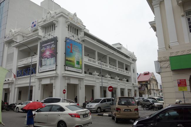 白で統一されているような街の中心地。