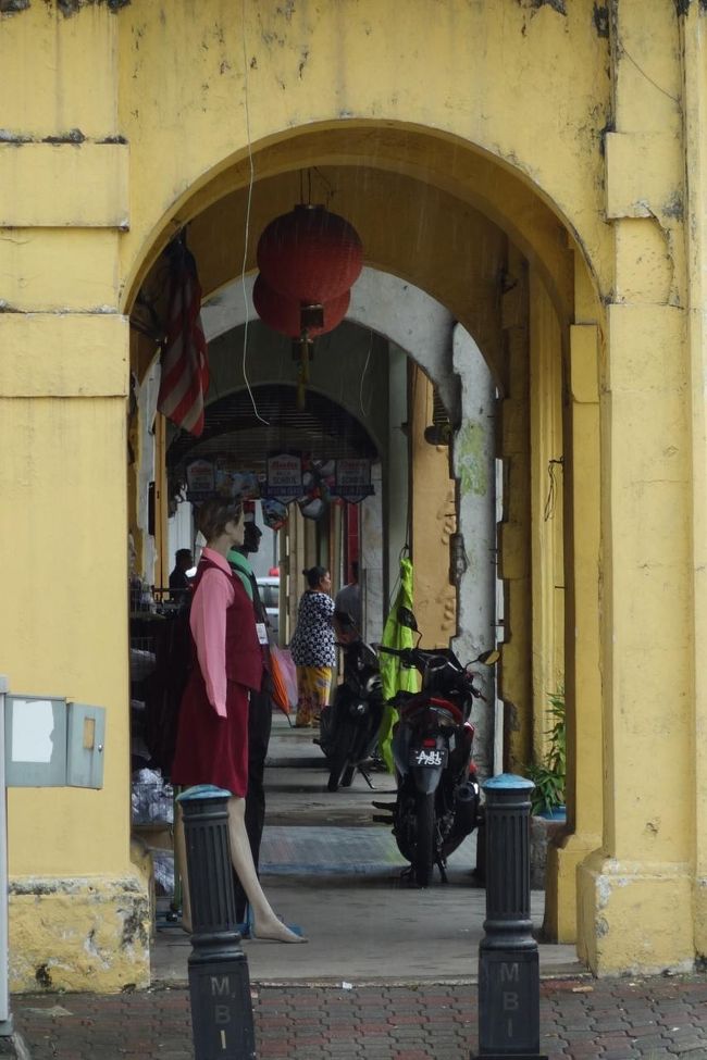 少し外れると、カラフルな建物も見えてきます。