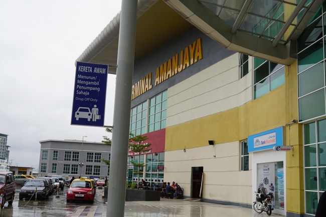 ホテルをチェックアウトし、タクシーでバスターミナルへ。（35RM）<br />