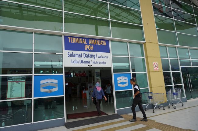 地方都市のバスターミナルだから…と思っていたものの、結構きれいで整ったバスターミナル。