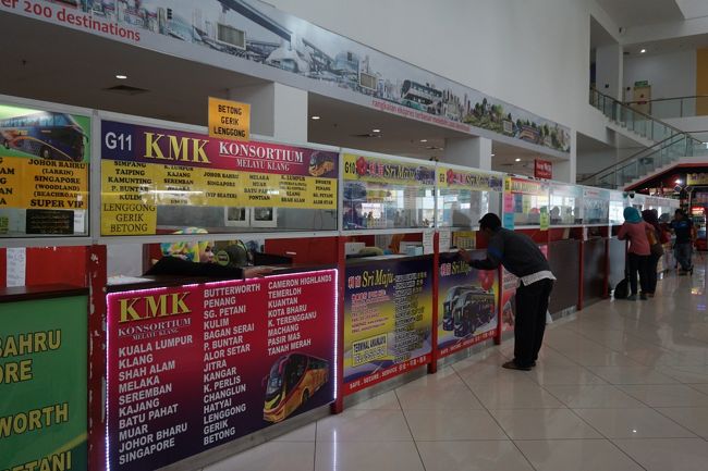 いろいろなバス会社のブースがあります。私たちは、事前に調べてプリントアウトしておいた「TRANSNASIONAL」のイポー（AMANJAYA）13:30→ペナン（BUTTERWORTH）16:15のバスチケットを購入。2名分34.55RM≒1245円。