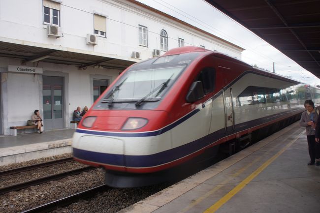 気をとりなおして、アルファ！<br /><br />鉄道事情に明るくなく、苦労した経験を活かし必死に車内で復路のタイムテーブルを検索しました。<br />そうこうして、16：59.ポルトはカンパニャン駅に到着。<br />まずは復路のチケットを購入しました。<br />口頭ではなく、きちんとメモに人数と、時間帯を明記して手渡します。<br />悩んだ挙句、終電だと万が一の時に困るのでその一本手前のALFAを指定。<br />20：47に発車して、23：00にリスボンはサンタアポローニャ駅に到着する便です。<br /><br />30.30ユーロ、シニアは15.50ユーロ。<br />繰り返しになりますが、年齢を証明できるものが必要ですね。