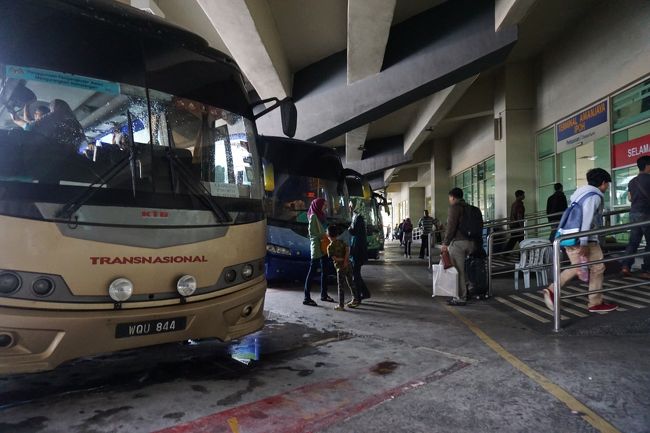 このバスに乗って、バターワースまで。バスのお腹に、スーツケースを入れます。
