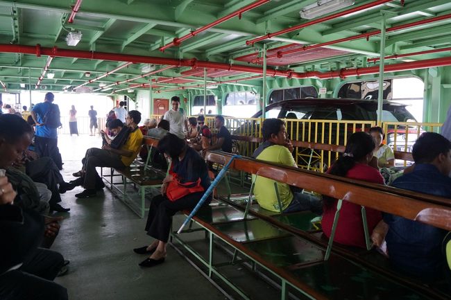 フェリーにのりました。1.2RM×2名≒88円。<br />車と同じ空間!!!