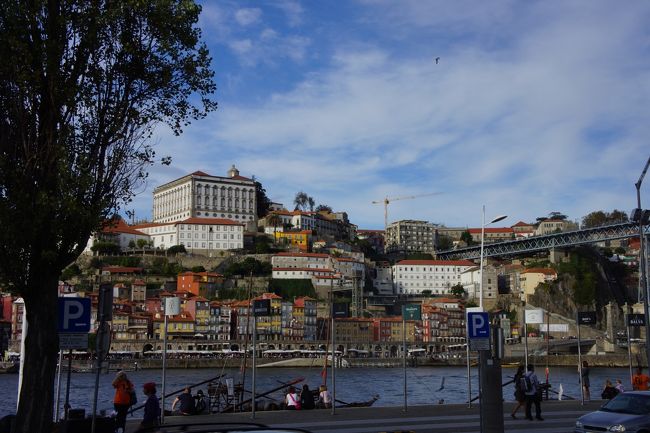 乗り継ぎ時間によるタイムロスにショックを受けながらも、帰路のチケットを入手したあとにインフォメーションで、サンデマンに行く最速の方法を確認します。<br />「今からじゃもう閉まっちゃうから無理よ！５時までだから。」<br /><br />えええーーーー！！(゜ロ゜ノ)ノ<br /><br />何しにポルトまできたんだかー！！<br />でもでも、トントカミンの持つガイドブックにはこの時期は６時までって書いてあるし・・・。<br /><br />せめて店構えの写真だけでも撮るか･･ 徒歩だとまた道に迷うからタクシーにするか･･･<br />ということで心身ともに疲れ切りタクシーに身をゆだねたのでした。