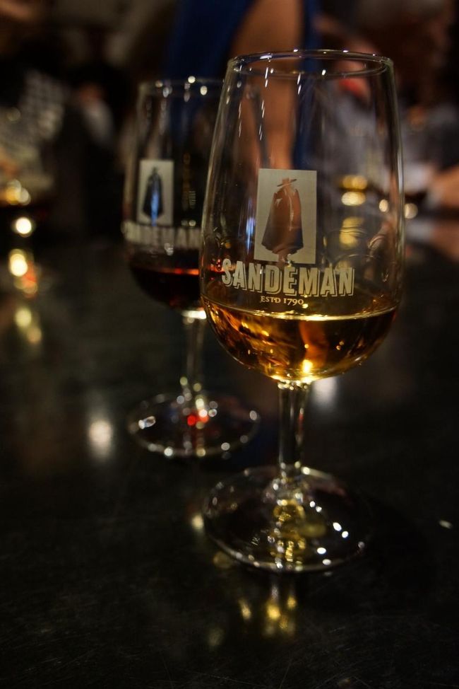 真面目にお話を聞いたあとは、お楽しみの試飲会です。<br />二種類の甘いポルトワインを試飲することができました。<br />ツアーが始まる前から長机に、一席につき２つずつのワイングラスがセットされているのをギラギラした目で見つめていたものでした。